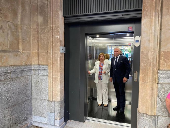 El delegado del Gobierno en Castilla y León, Nicanor Sen, y la subdelegada del Gobierno en Salamanca, Rosa López.