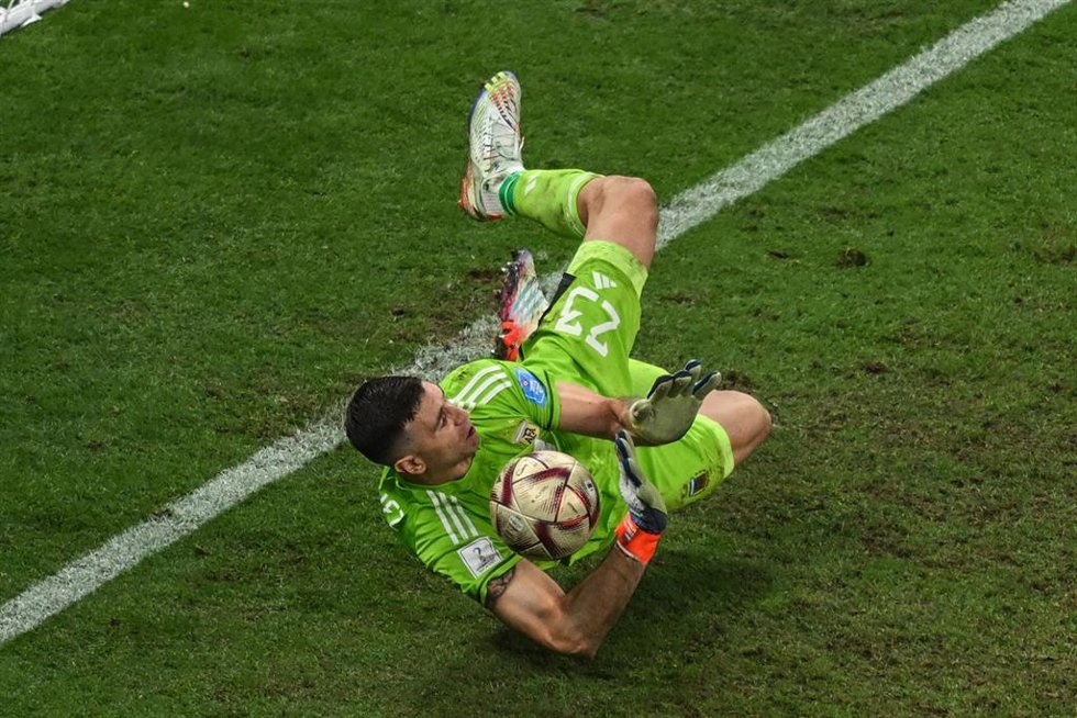 Archivo - El portero argentino Emiliano Martínez detiene un penalti en Qatar 2022.