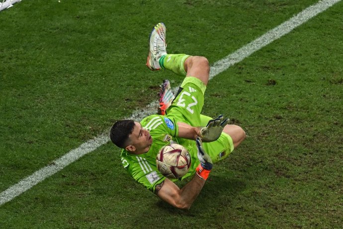 Archivo - 18 December 2022, Qatar, Lusail: Argentina goalkeeper Emiliano Martinez saves a penalty kick during the penalty shoot-out of the FIFA World Cup Qatar 2022 final soccer match between Argentina and France at the Lusail Stadium. Photo: Robert Micha