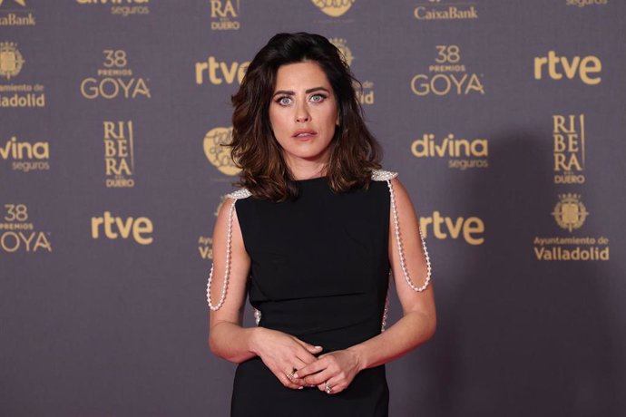 Archivo - La actriz María León posa en la alfombra rosa previa a la gala de la 38 edición de los Premios Goya