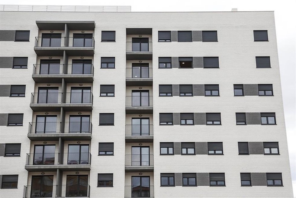 Archivo - La falta de ahorro y la propia situación económica o laboral continúan siendo las principales barreras a la hora de comprar vivienda.