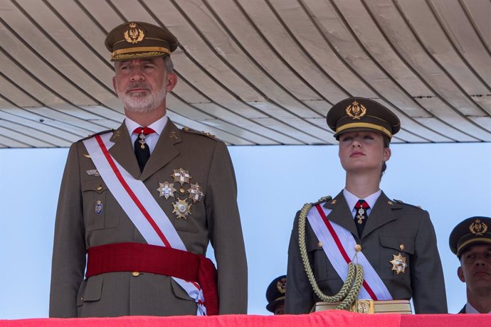 El Rei i la princesa Leonor en el lliurament de despatxos en l'acadèmia de Talarn (Lleida)