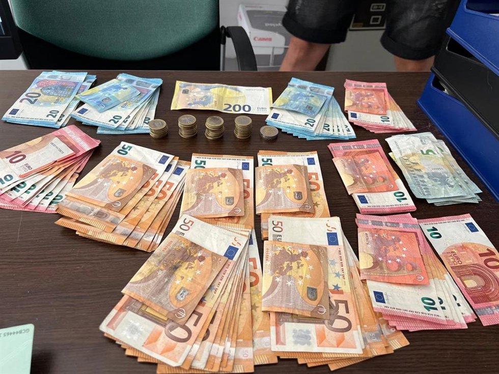 Dinero incautado en el punto de venta de droga desarticulado en Conil.