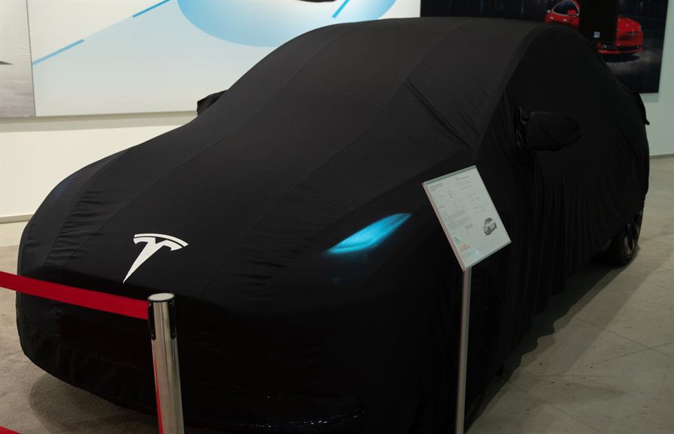 Archivo - 19 August 2021, Berlin: A wrapped Tesla Model Y stands in a Tesla showroom. The Model Y will initially come from China, but will be built in Grünheide when the factory is ready. Photo: Christophe Gateau/dpa