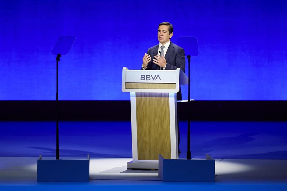 El presidente del BBVA, Carlos Torres Vila, interviene durante la Junta General Extraordinaria de Accionistas del BBVA, en el Palacio Euskalduna, a 5 de julio de 2024, en Bilbao, Vizcaya, País Vasco (España). 