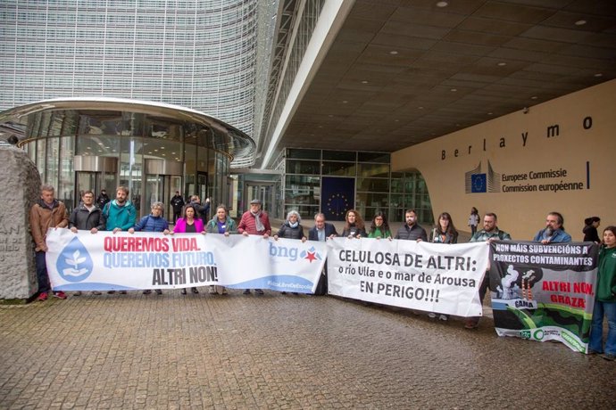 La eurodiputada del BNG, Ana Miranda, junto a diferentes plataformas y entidades que acudieron a Bruselas a denunciar el proyecto de Altri.