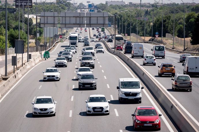 Archivo - Varios coches circulan por una autovía.