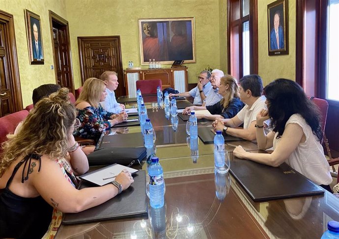 Reunión entre el Ayuntamiento y la Asociación de la Prensa de Huelva.