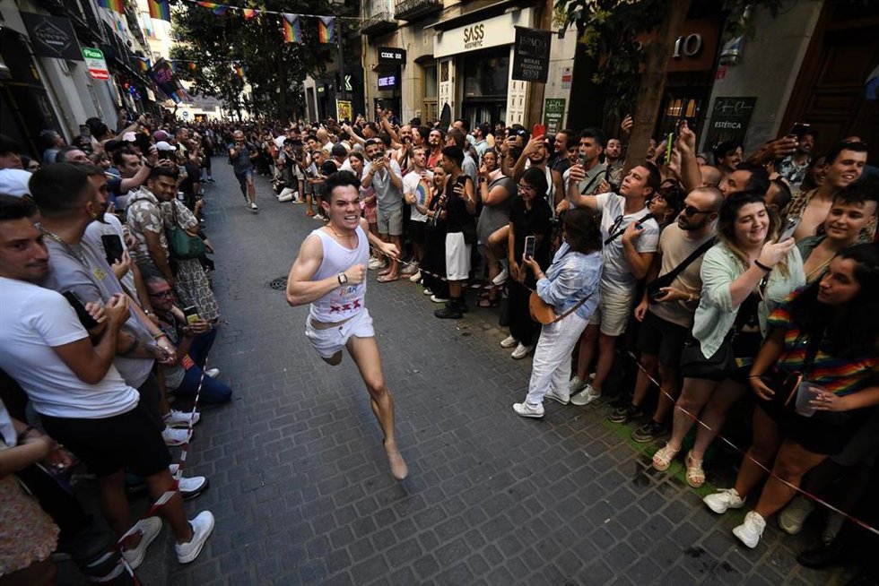 Varias personas corren durante la 25 edición de la Carrera de Tacones, en la calle Pelayo