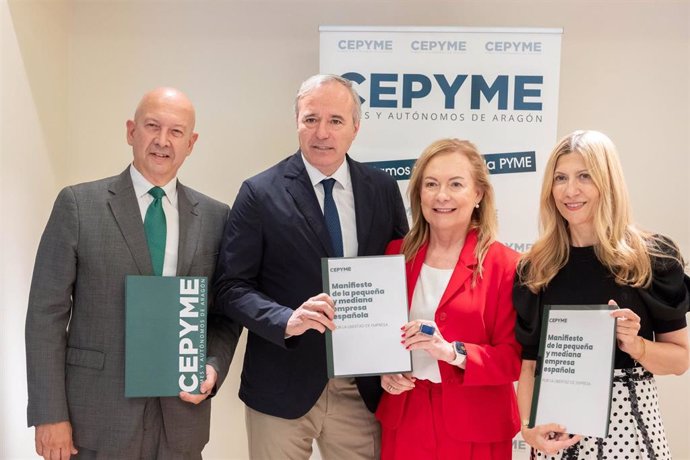 El presidente del Gobierno de Aragón, Jorge Azcón, y la vicepresidenta segunda del Ejecutivo, Mar Vaquero, con la presidenta de CEPYME Aragón, María Jesús Lorente, y el secretario general, Carmelo Pérez, con el 'Manifiesto por la libertad de empresa'.