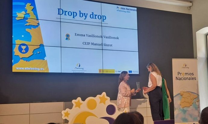 Momento de la entrega del premio al proyecto 'Drop by drop'.