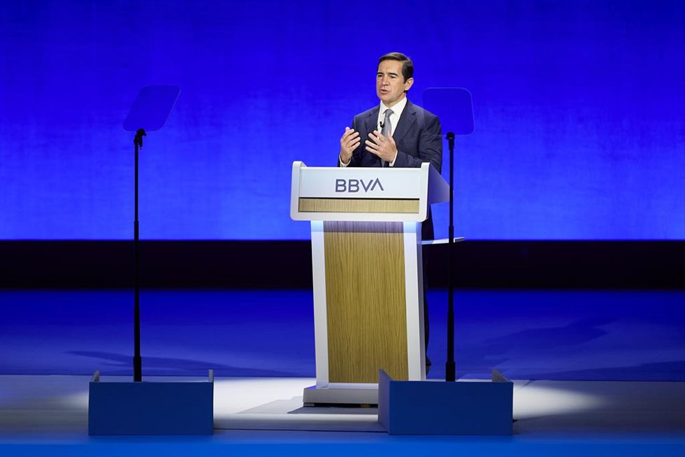 El presidente del BBVA, Carlos Torres Vila, interviene durante la Junta General Extraordinaria de Accionistas del BBVA, en el Palacio Euskalduna, a 5 de julio de 2024, en Bilbao, Vizcaya, País Vasco (España). Durante la Junta, el banco ha propuesto a su