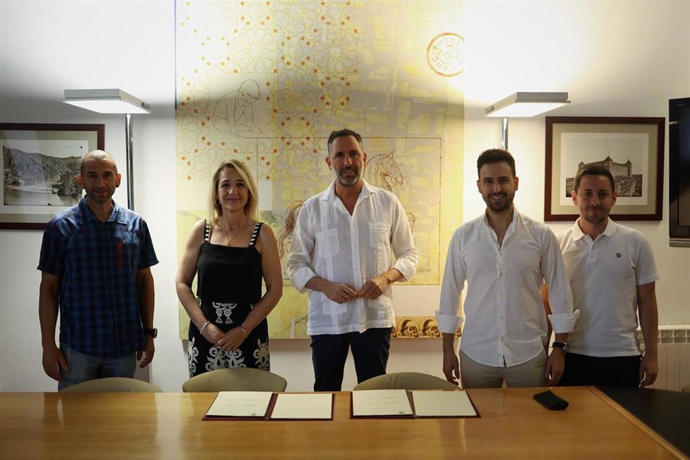 La vicealcaldesa de Toledo y concejal de Seguridad Ciudadana, Inés Cañizares, en la firma del acuerdo con el Cuerpo de Bomberos.