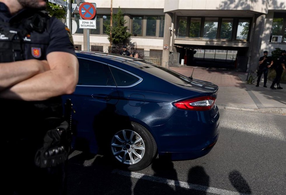 Un coche oficial a su llegada a los juzgados de Plaza de Castilla, a 5 de julio de 2024, en Madrid (España).