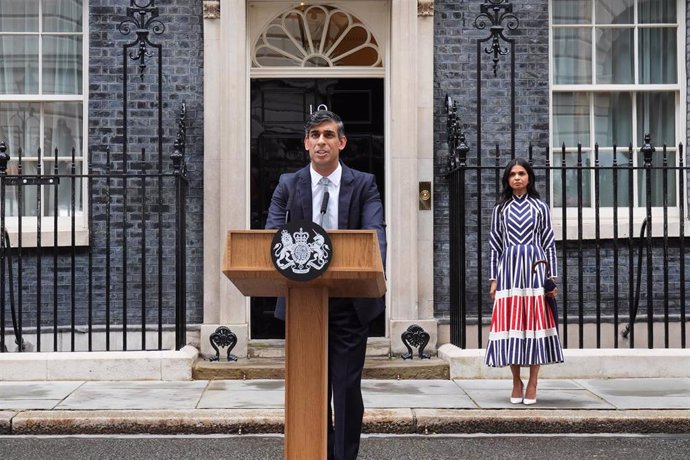 El primer ministro británico, Rishi Sunak, brinda su última comparecencia frente a Downing Street