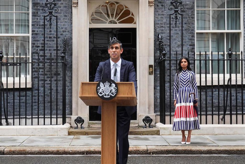 El primer ministro británico, Rishi Sunak, brinda su última comparecencia frente a Downing Street