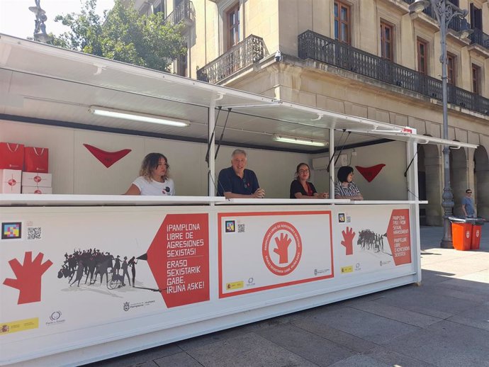 Apertura del punto de información sobre agresiones sexistas durante San Fermín