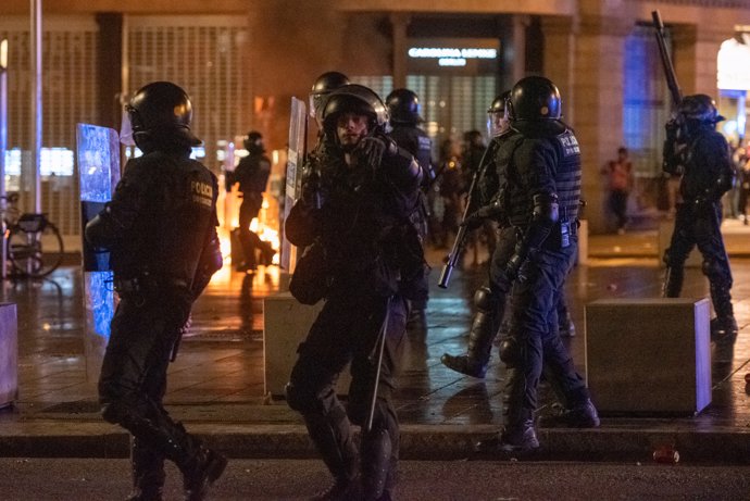 Mossos d Esquadra durante la sexta jornada de protestas en Barcelona contra la sentencia del Supremo por el 'procés', en Barcelona a 19 de octubre de 2019.