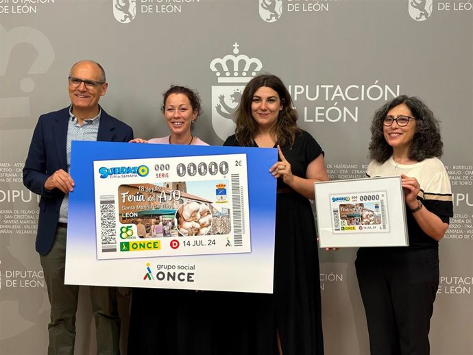 Representantes institucionales y de la ONCE en León posan con el diseño del cupón que homenajeará la festividad de Santa Marina del Rey (León) el próximo 14 de julio