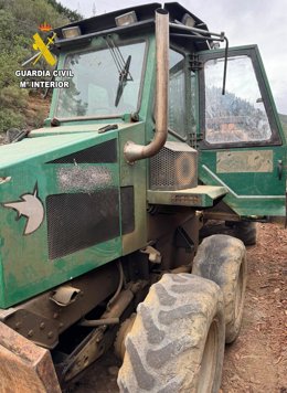 Investigado el conductor sin carné de un camión grúa que circulaba tirando aceite