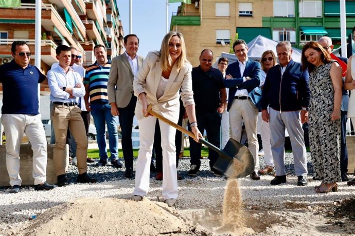 La alcaldesa de Granada, Marifrán Carazo, coloca la primera piedra de las 179 nuevas viviendas protegidas en la zona de expansión de La Rosaleda.