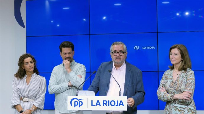 Los cuatro senadores riojanos del Partido Popular, Luis Martínez Portillo, Carlos Yécora, Mar San Martín y Mar Cotelo, en comparecencia de prensa