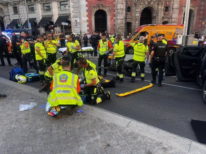 Detenido un conductor por arrollar a dos agentes tras una persecución por el centro de Madrid en pleno Orgullo