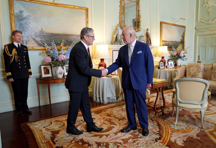 05 July 2024, United Kingdom, London: King Charles III welcomes Sir Keir Starmer during an audience at Buckingham Palace, where he invited the leader of the Labour Party to become Prime Minister and form a new government following the landslide General 