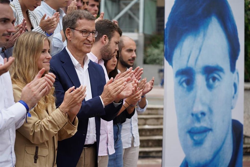 Archivo - La presidenta de Nuevas Generaciones del PP y diputada vasca, Beatriz Fanjul y el líder del PP, Alberto Núñez Feijóo, aplauden durante un homenaje del Partido Popular a Miguel Ángel Blanco, a 13 de julio de 2023, en Ermua, Vizcaya, Euskadi (Es