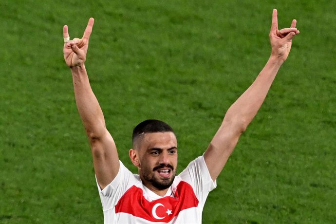 FILED - 02 July 2024, Saxony, Leipzig: Merih Demiral of Turkey (R) celebrates after scoring his side's second goal during the UEFA Euro 2024 round of 16 soccer match between Austria and Turkey at the Leipzig Stadium. Photo: Hendrik Schmidt/dpa