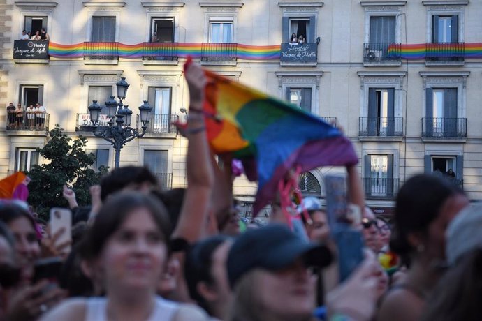 Decenas de personas durante el pregón del Orgullo de Madrid 2024 (MADO 2024), en la Plaza de Pedro Zerolo, a 3 de julio de 2024, en Madrid (España). 