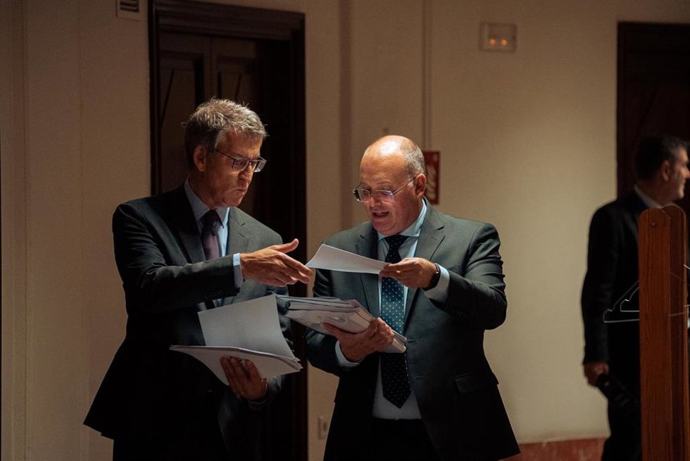 El presidente del PP, Alberto Núñez Feijóo (i), y el portavoz del PP, Miguel Tellado (d), en el Congreso de los Diputados, a 13 de junio de 2024, en Madrid (España). 