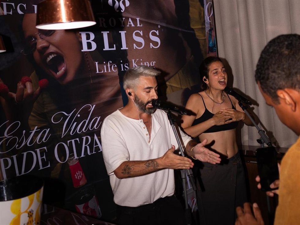 Rayden y Sandra Delaporte durante la presentación del nuevo himno milenial, "Nacimos tarde"