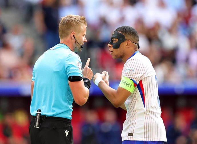 01 July 2024, North Rhine-Westphalia, Duesseldorf: France's Kylian Mbappe (R) speaks with referee Glenn Nyberg during the UEFA Euro 2024 round of 16 football match between France and Belgium at the Duesseldorf Arena. Photo: Rolf Vennenbernd/dpa