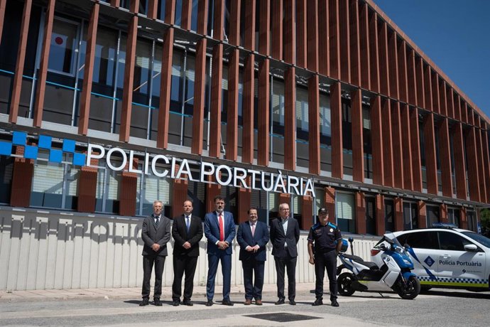 (I-D) Bernat Baró (Puerto De Barcelona), Pere Ferrer (Mossos D'esquadra), Lluís Salvado (Puerto De Barcelona), Joan Ignasi Elena, José Alberto Carbonell (Puerto De Barcelona) Y Jaume Molina (Policia Porturia).