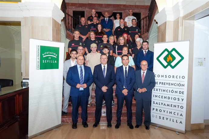 Foto de familia de los Premios Consorcio de Prevención, Extinción de Incendios y Salvamento (Cpeis).