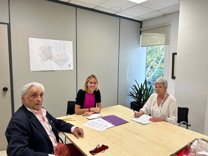 La regidora de Servicios Sociales del Ayuntamiento de Palma, Lourdes Roca, junto al presidente del Banco de Alimentos, Raimundo de Montis Coll, en la firma del convenio.