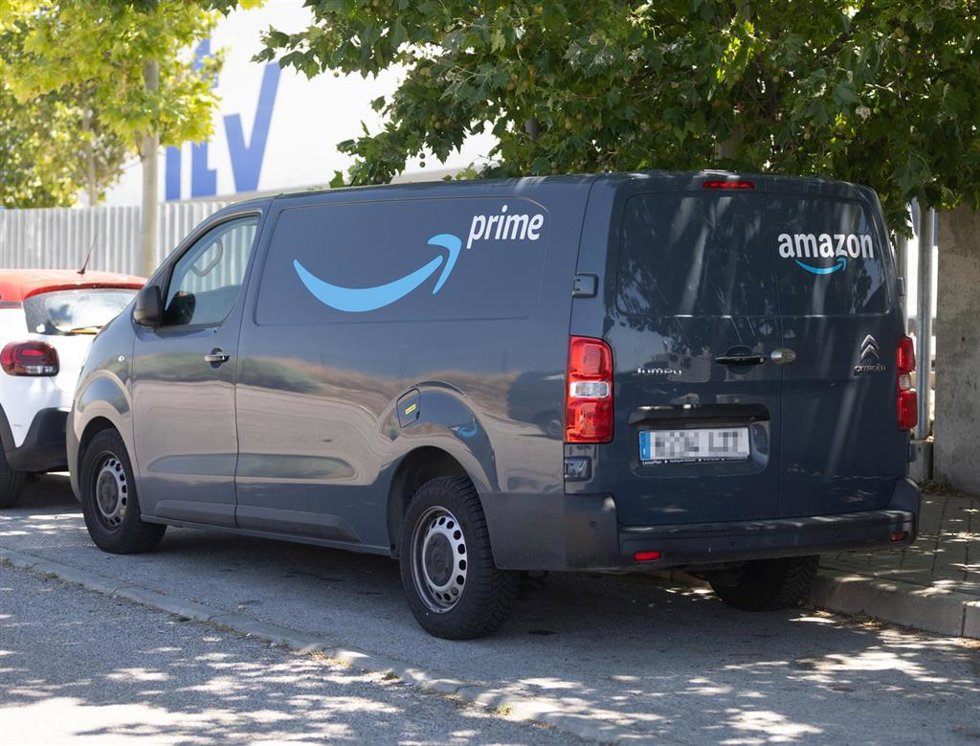 Archivo- Furgoneta de Amazon, empresa a la que denuncia CCOO Sevilla por la situación laboral de sus trabajadores durante los meses de verano.