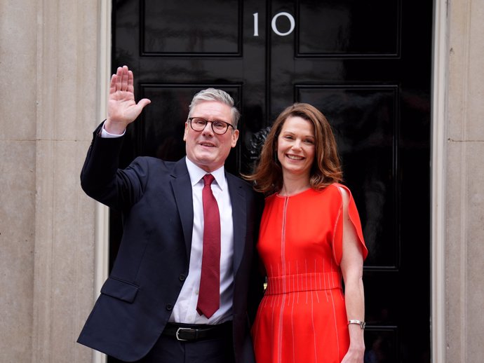 05 July 2024, United Kingdom, London: Newly elected UK Prime Minister Sir Keir Starmer stands with his wife Victoria Starmer at his official London residence at No 10 Downing Street for the first time after the Labour party won a landslide victory at 