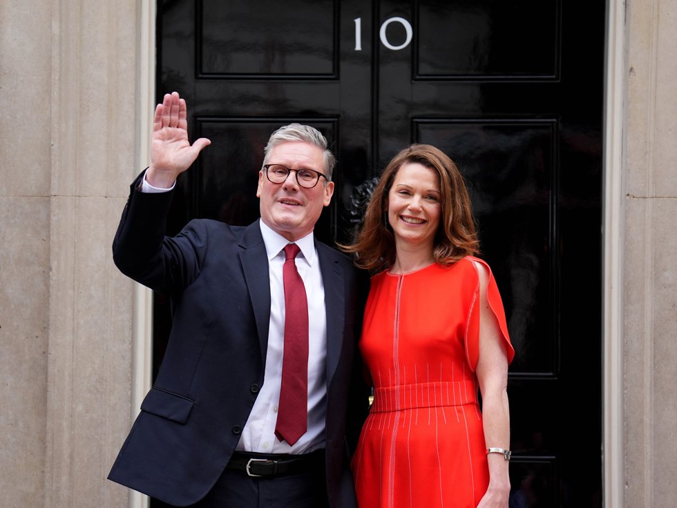 05 July 2024, United Kingdom, London: Newly elected UKPrime Minister Sir Keir Starmer stands with his wife Victoria Starmer at his official London residence at No 10 Downing Street for the first time after the Labour party won a landslide victory at 