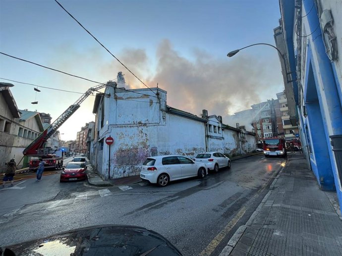 Archivo - Incendio en la nave de Almacenes Industriales, en Oviedo.
