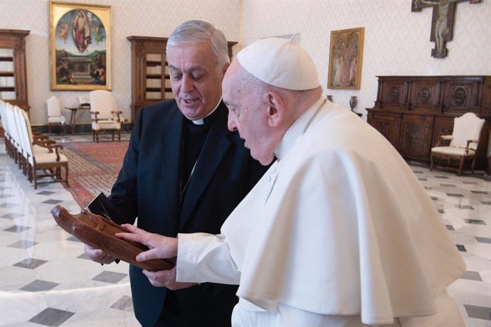 El obispo de Tenerife, Bernardo Álvarez, y el Papa Francisco, con la virgen de la iglesia de Las Chumberas