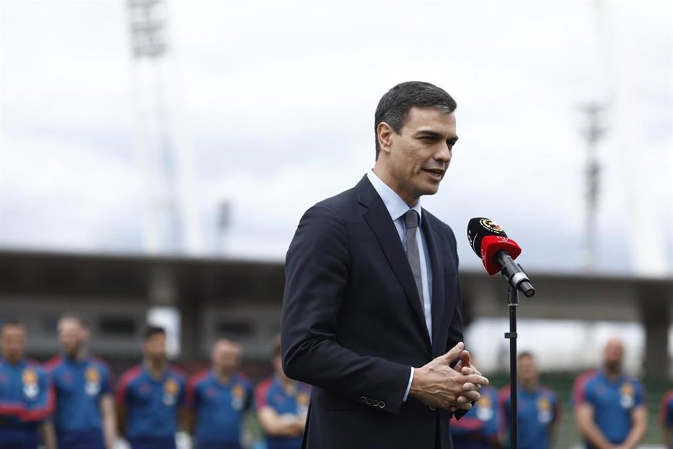 Archivo - El presidente del Gobierno, Pedro Sánchez, visita a los jugadores de la selección de fútbol en Las Rozas (Madrid)