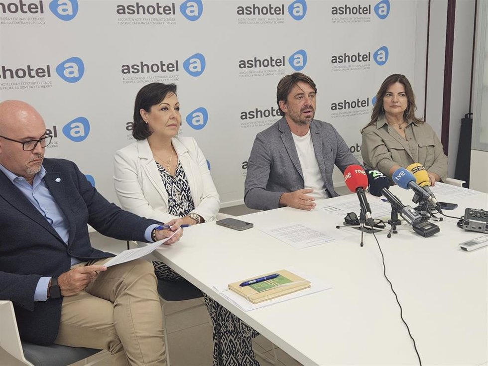 El presidente de Ashote, Jorge Marichal, flanqueado por Victoria López, Myriam Ortega y Juan Pablo González.