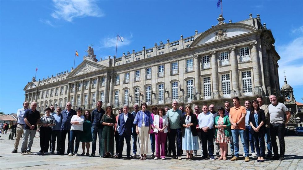 La portavoz nacional del BNG, Ana Pontón, junto al alcaldesas, alcaldesas y cargos locales del BNG en una foto de familia en la Praza do Obradoiro
