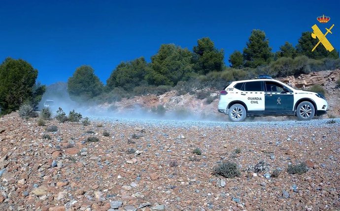 Vehículos de la Guardia Civil en la sierra de Laujar de Andarax (Almería).