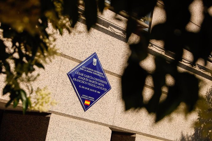 Una placa recuerda desde hoy a tres víctimas de ETA asesinadas en 1994 en la plaza de Ramales de Madrid