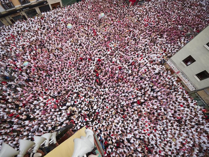 Archivo - Momentos previos al chupinazo de los Sanfermines 2023, en la plaza del Ayuntamiento, a 6 de julio de 2023, en Pamplona, Navarra (España).