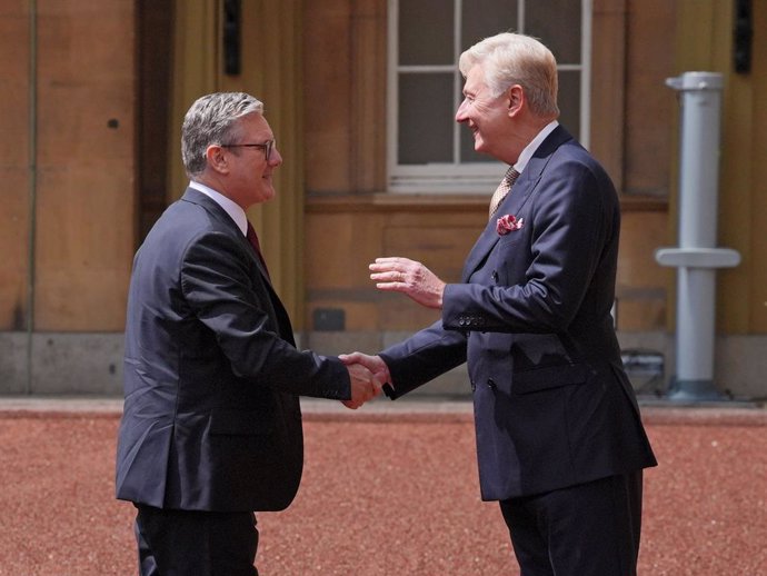 05 July 2024, United Kingdom, London: Sir Clive Alderton, Principal Private Secretary to the King and Queen (R) greets UK Labour leader Sir Keir Starmer as he arrives at Buckingham Palace for an audience with King Charles III.