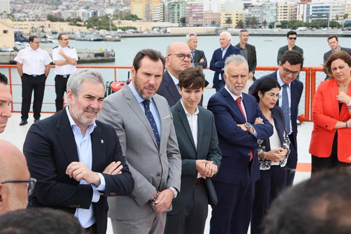 (I-D) El presidente del Gobierno de Canarias, Fernando Clavijo; el ministro de Transportes y Movilidad Sostenible, Óscar Puente; el delegado del Gobierno de Canarias, Anselmo Pestana; el ministro de Política Territorial y Memoria Democrática, Ángel Víct